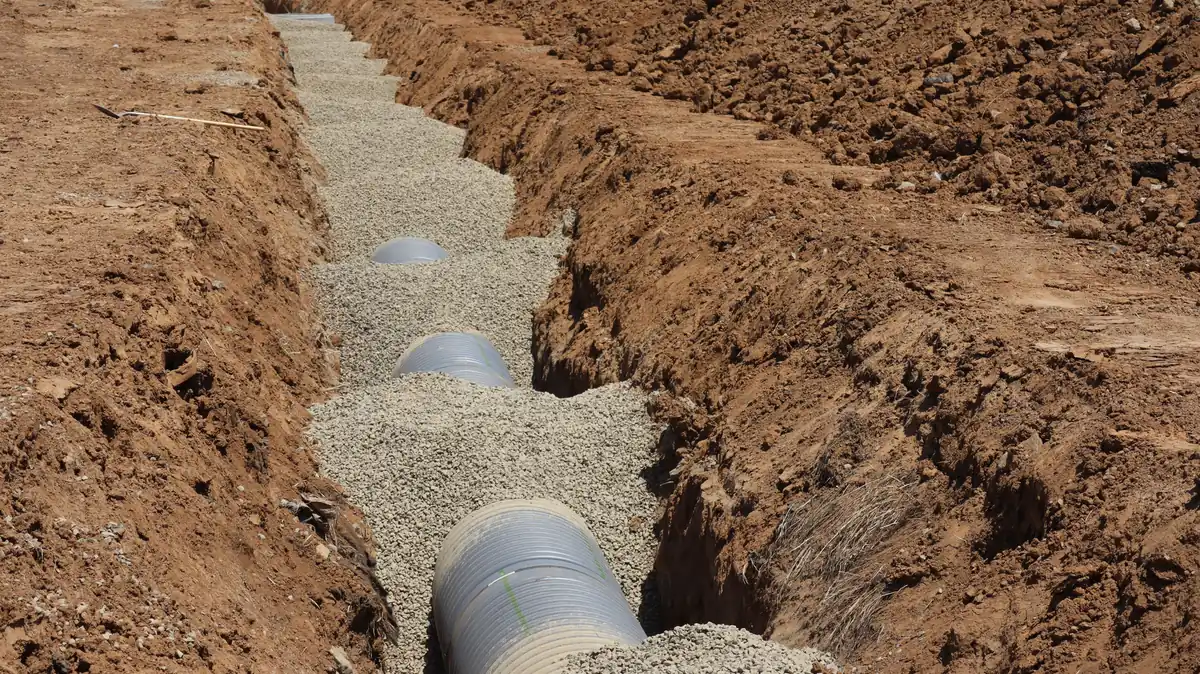 An open drain field trench with chambers bedded in clean stone